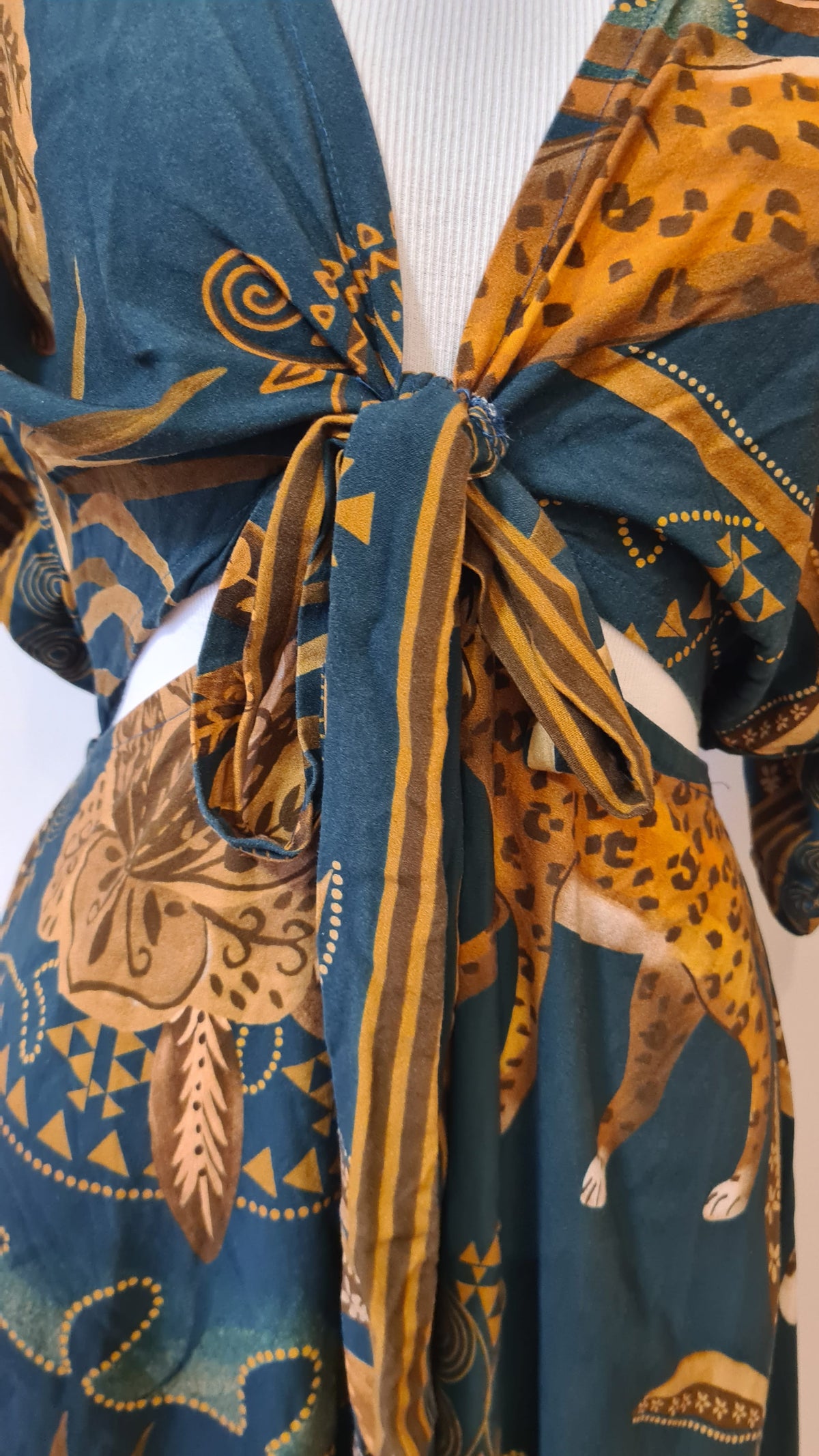 Vestido Comprido Estampado Tropical Onça Verde Escuro Decote V Amarração Busto