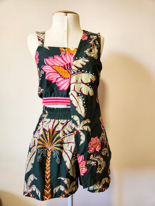 Conjunto Farm Trio Top, Colete e Shorts Floral com Fundo Verde