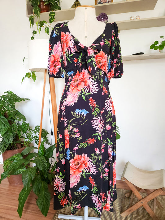 Vestido Antix Midi Floral com Fundo Preto