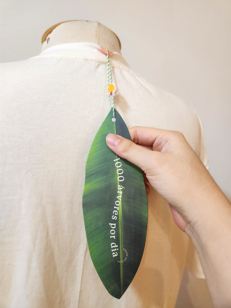 Camiseta Farm Arara Vermelha e Paisagem Tropical - Fundo off white