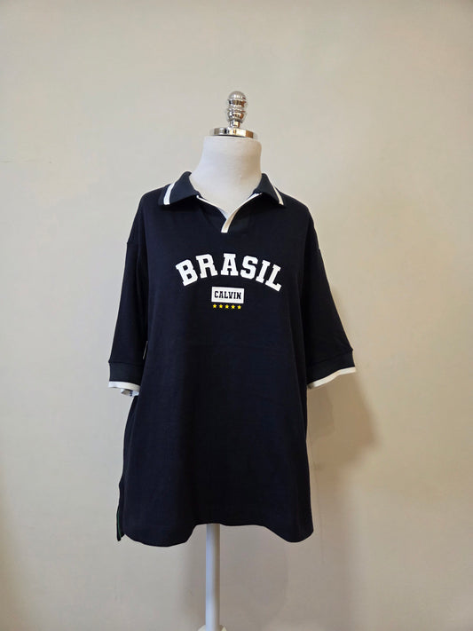 Camisa Polo Calvin Klein Jeans Oversized "Brasil" Azul Marinho