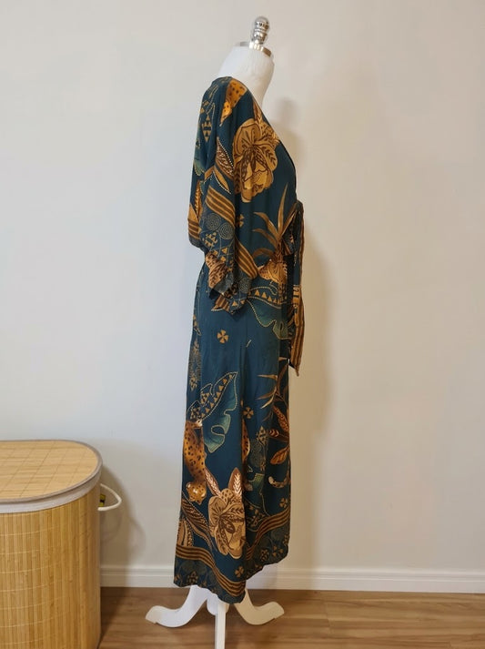 Vestido Comprido Estampado Tropical Onça Verde Escuro Decote V Amarração Busto