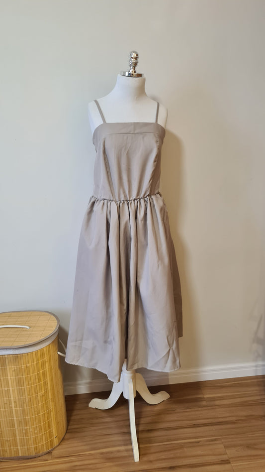 Vestido Berry Market Midi Cinza