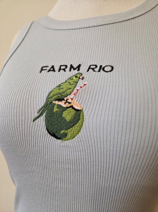 Regata Farm Rio com Bordado de Papagaio e Água de Coco Fundo Azul