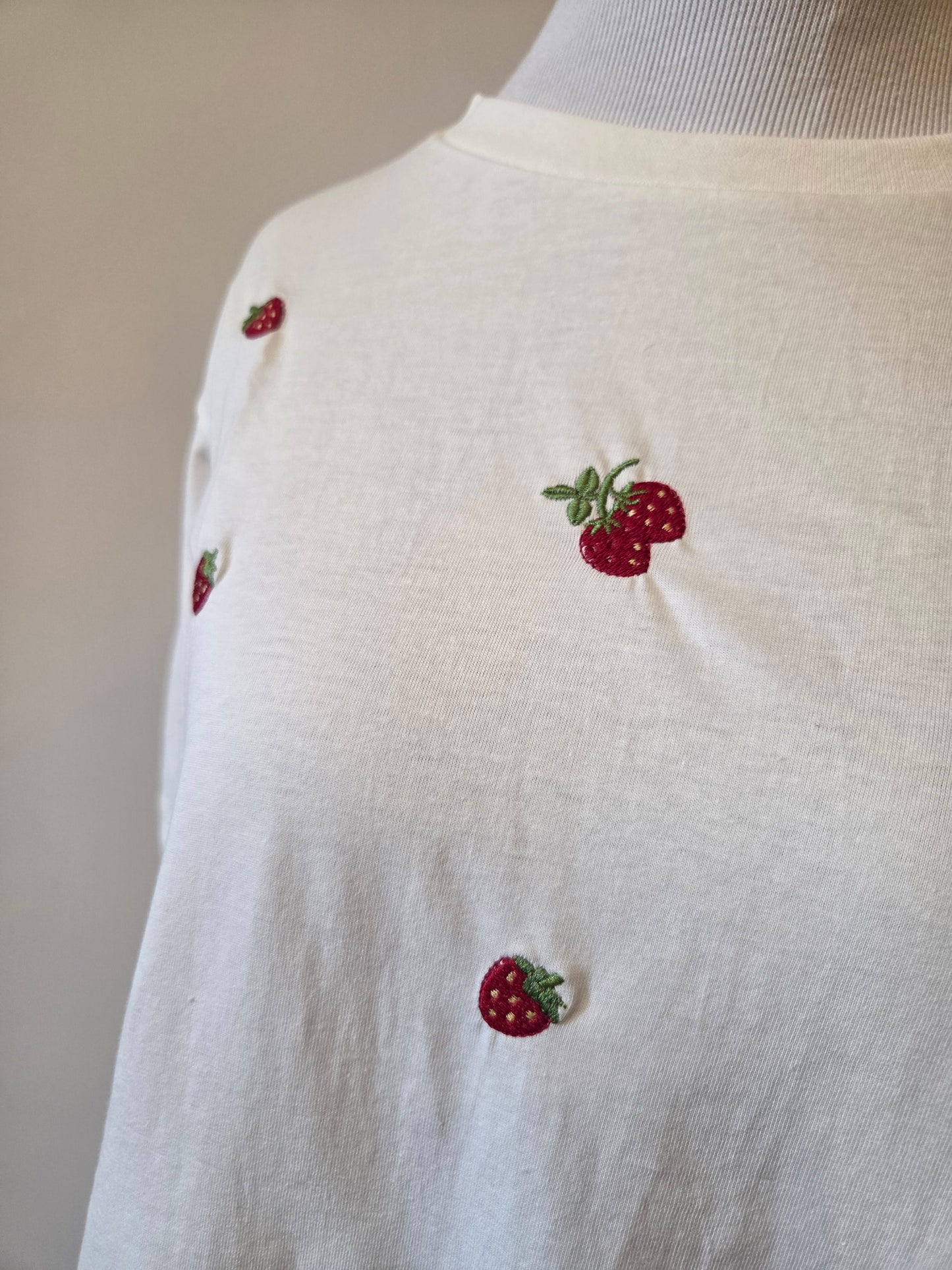Camiseta Yellon Morangos Bordados