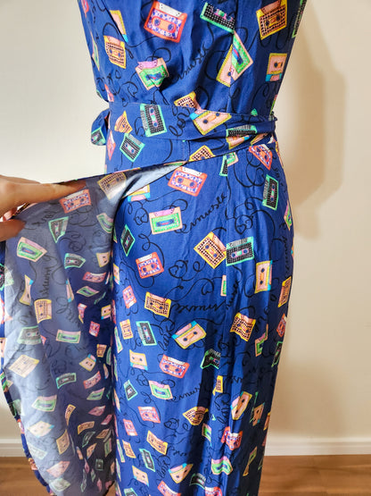 Vestido Antix Transpassado – Estampa de Fita Cassete
