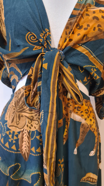 Vestido Comprido Estampado Tropical Onça Verde Escuro Decote V Amarração Busto