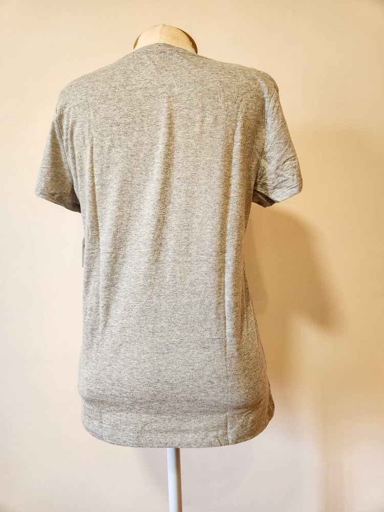 Camiseta GAP Escrita Branca e Fundo Cinza