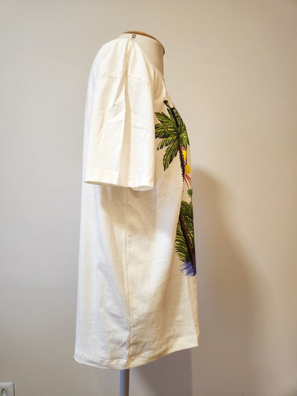 Camiseta Farm Arara Vermelha e Paisagem Tropical - Fundo off white