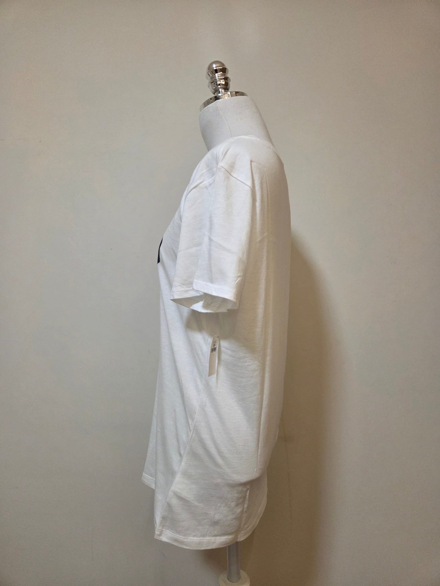 Camiseta GAP Escrita Azul Marinho e Fundo Branco