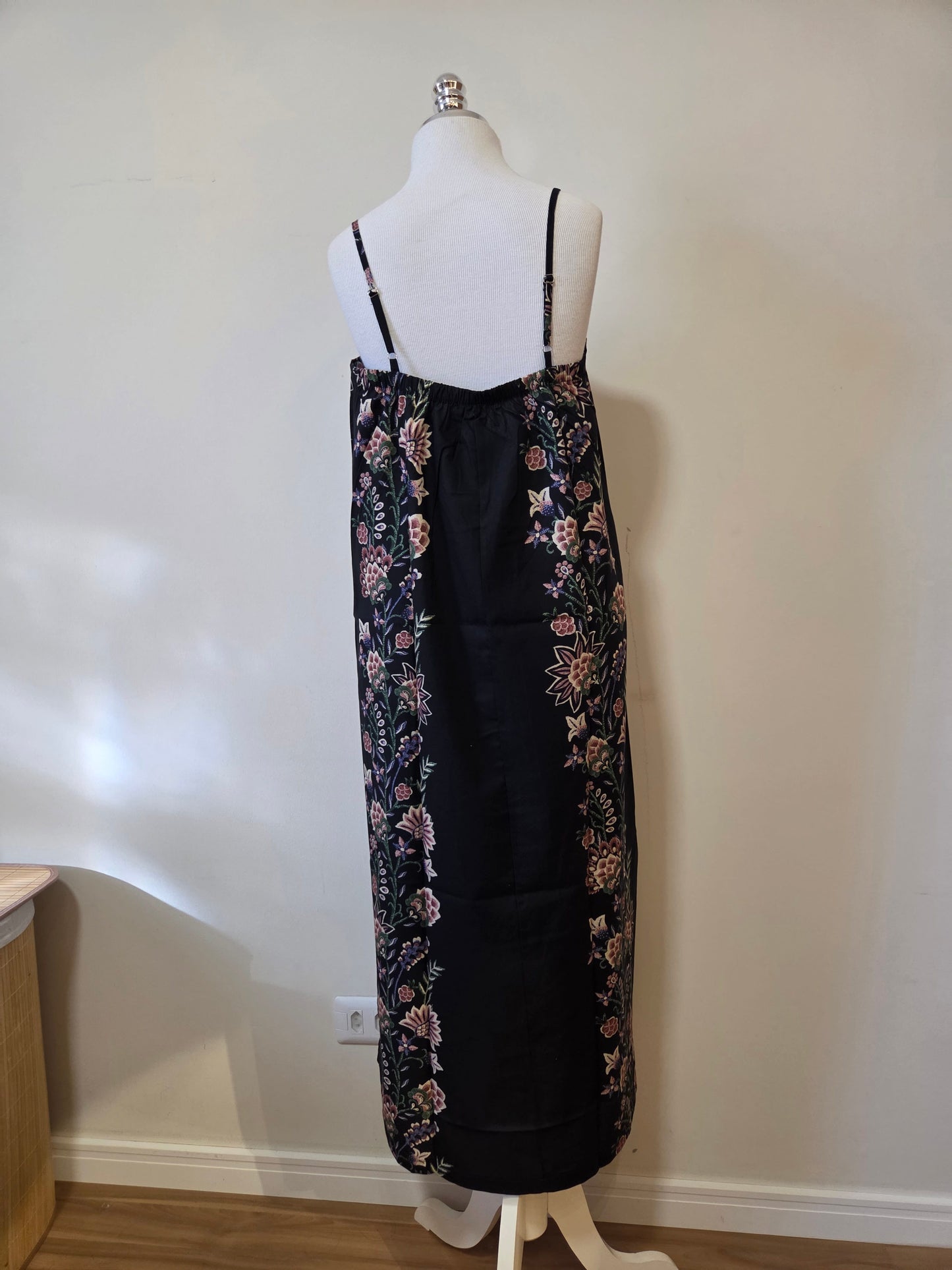 Vestido Farm Lateral com Floral Vermelho e Fundo Preto