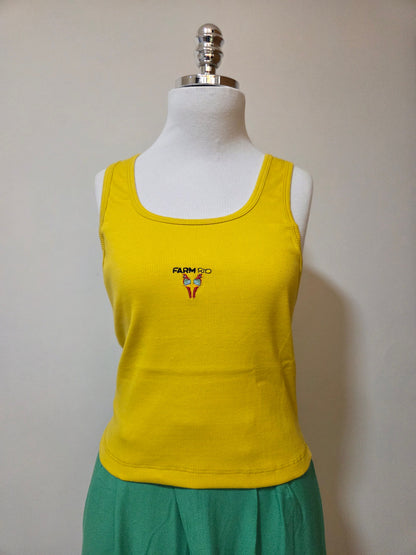 Regata Farm Rio com Bordado de Araras Vermelhas Fundo Amarelo