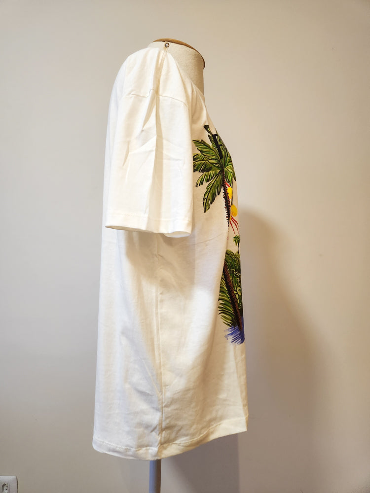 Camiseta Farm Arara Vermelha e Paisagem Tropical - Fundo Branco