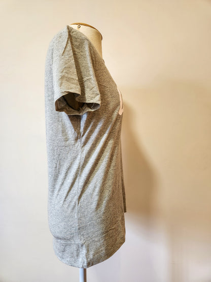 Camiseta GAP Escrita Branca e Fundo Cinza