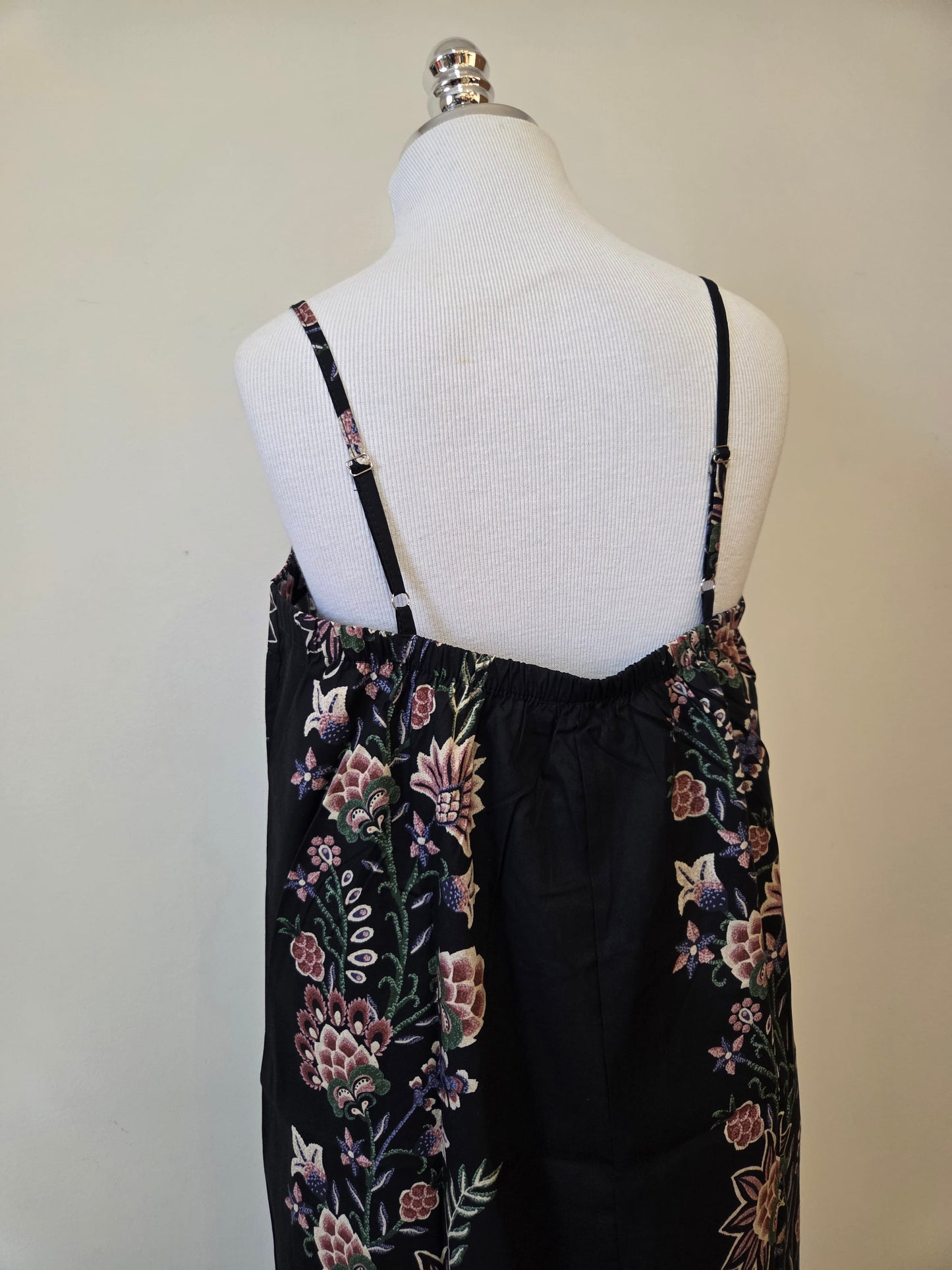 Vestido Farm Lateral com Floral Vermelho e Fundo Preto