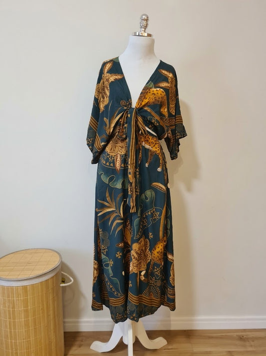 Vestido Comprido Estampado Tropical Onça Verde Escuro Decote V Amarração Busto