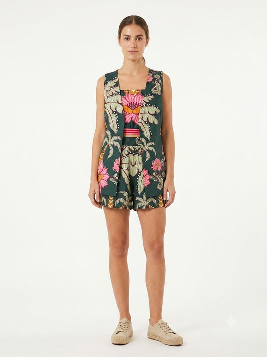 Conjunto Farm Trio Top, Colete e Shorts Floral com Fundo Verde