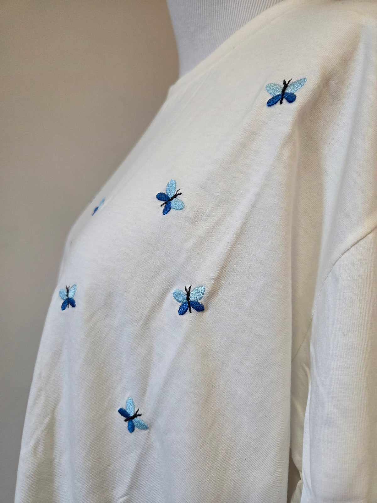 Camiseta Yellon Borboletas Azuis Bordadas