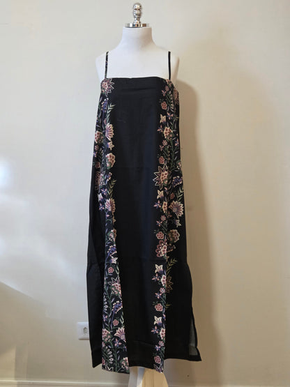 Vestido Farm Lateral com Floral Vermelho e Fundo Preto
