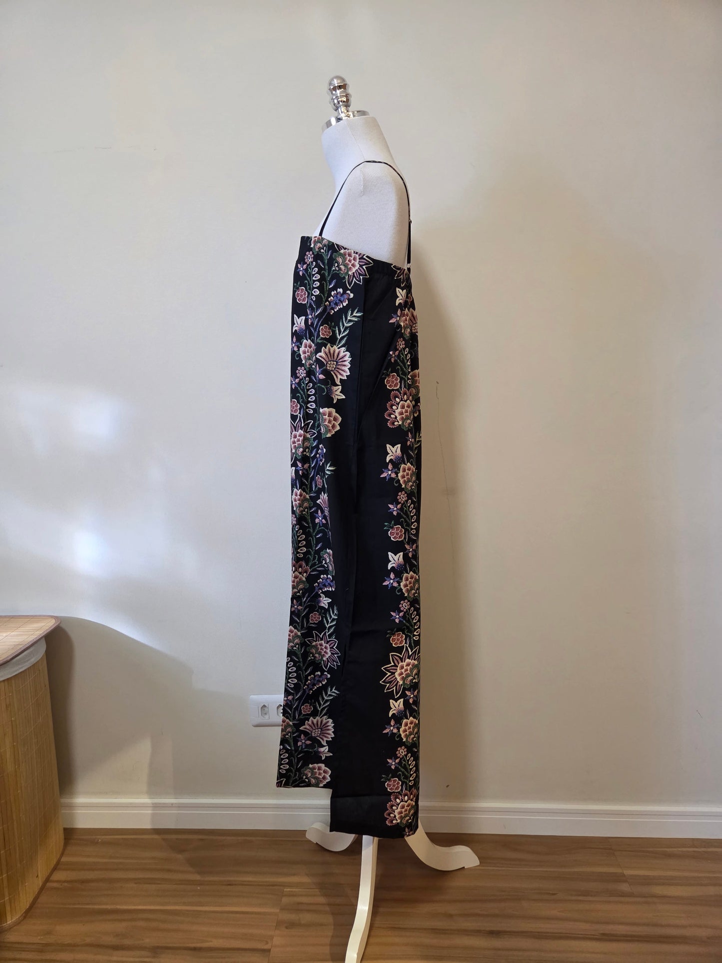 Vestido Farm Lateral com Floral Vermelho e Fundo Preto