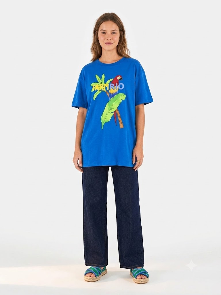 Camiseta Farm Arara Tricolor Fundo Azul