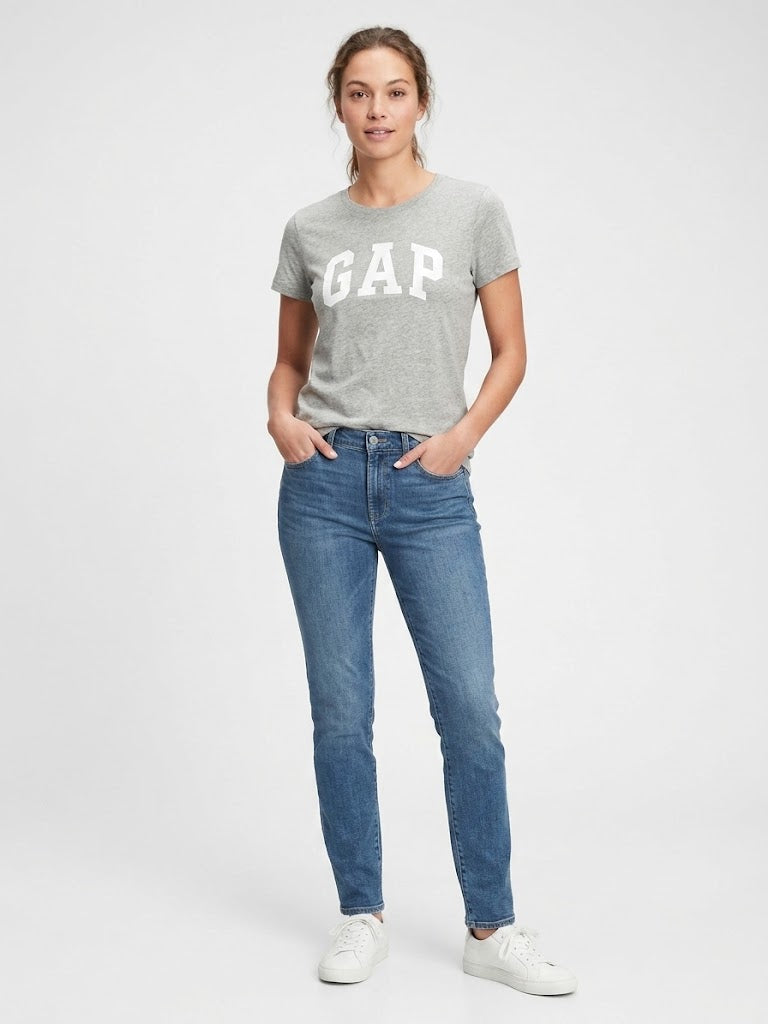 Camiseta GAP Escrita Branca e Fundo Cinza