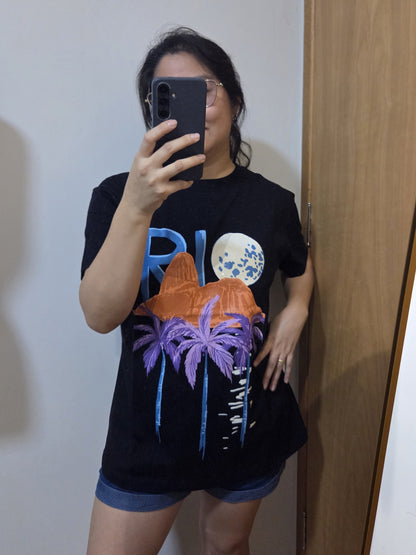 Camiseta Farm Praia e o Luar com Fundo Preto
