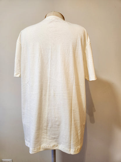 Camiseta Farm Arara Vermelha e Paisagem Tropical - Fundo off white