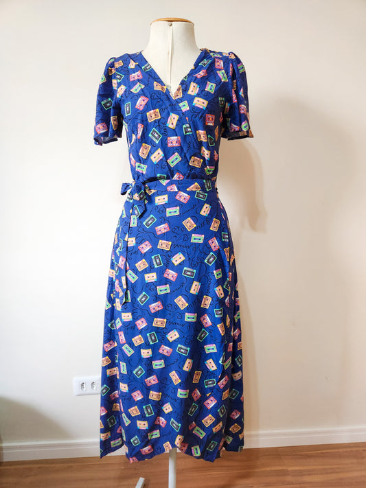 Vestido Antix Transpassado – Estampa de Fita Cassete