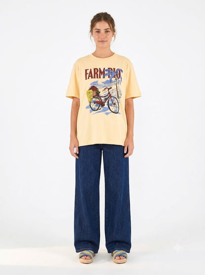 Camiseta Farm Bicicleta e Praia com fundo Coral