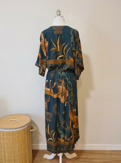 Vestido Comprido Estampado Tropical Onça Verde Escuro Decote V Amarração Busto