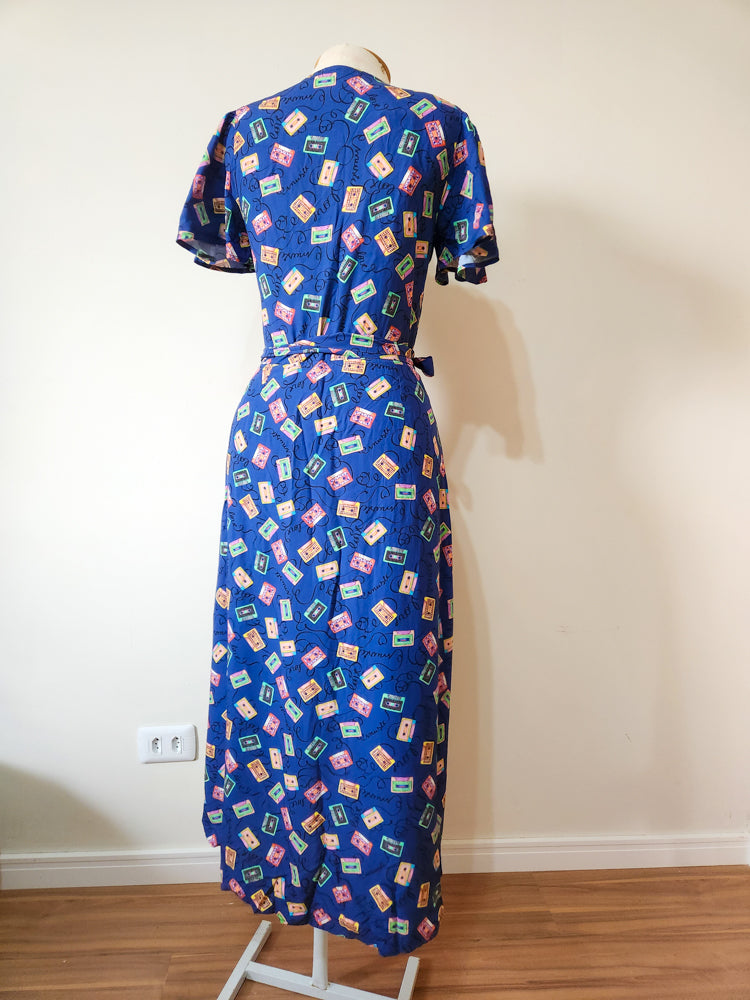 Vestido Antix Transpassado – Estampa de Fita Cassete