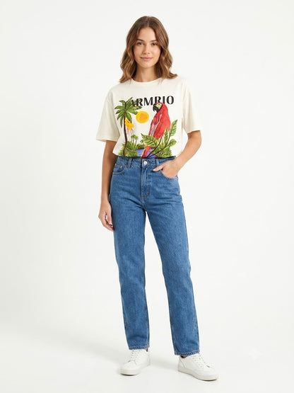 Camiseta Farm Arara Vermelha e Paisagem Tropical - Fundo off white